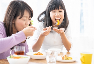料理講座終了後にお喋りしながら試食会をする